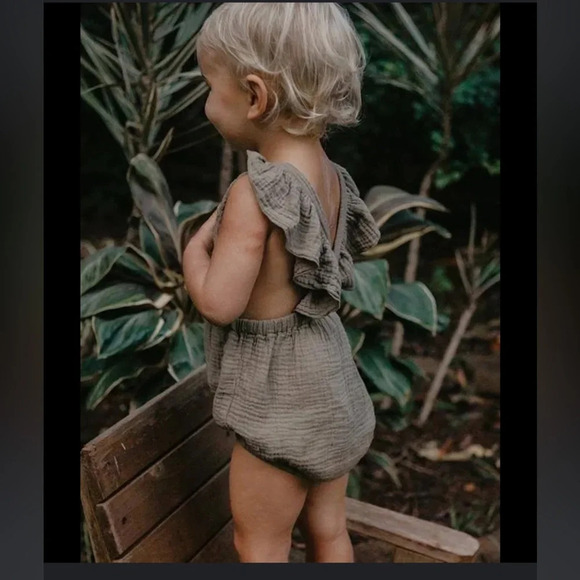 The Simple Folk The Ruffle Romper in Sage Organic Cotton Muslin 6/7 - Picture 4 of 8